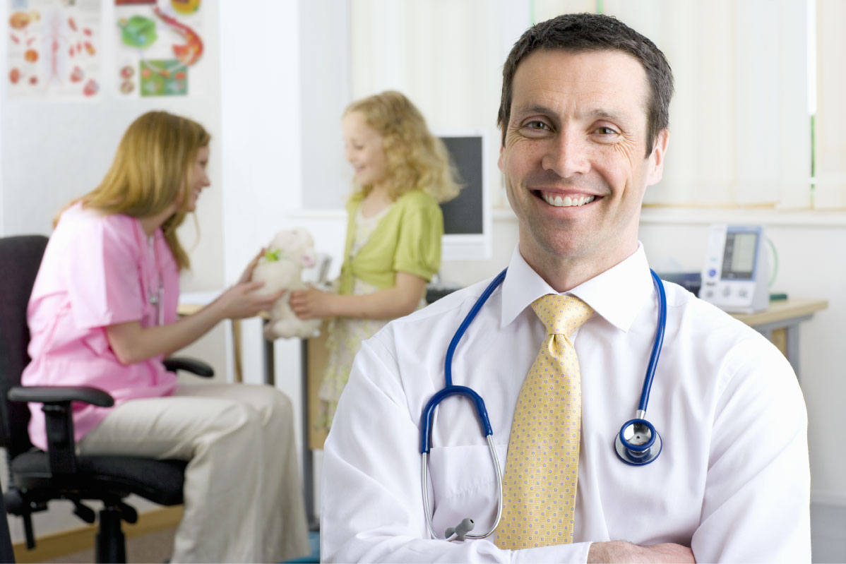 Médico revisando el expediente clínico electrónico en consulta
